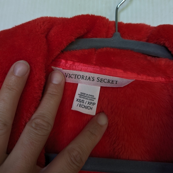 VICTORIA'S SECRET women's red plush soft and cozy fleece bath robe - Picture 2 of 12